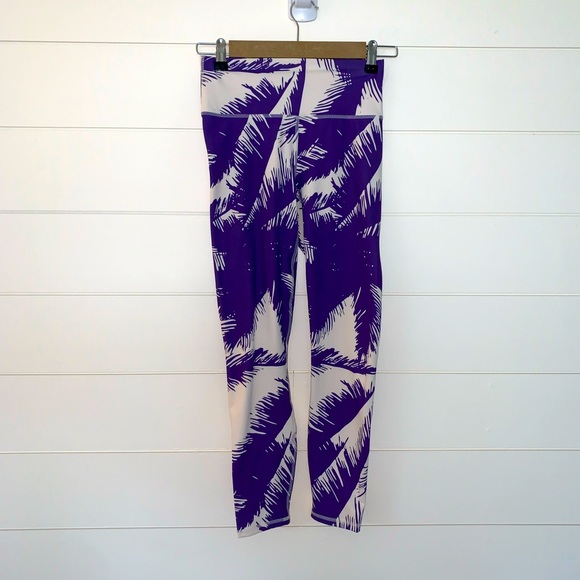 EUC Worn Once Women’s Fabletics Printed HR PureLuxe 7/8 Leggings - Picture 2 of 6